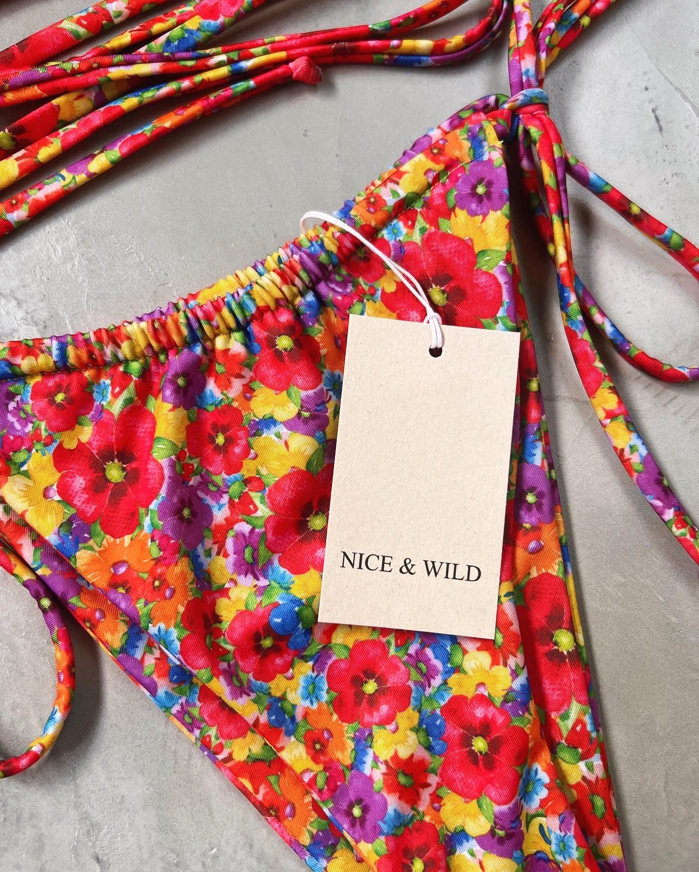 Bikini a fiori color sabbia + gonna a rete