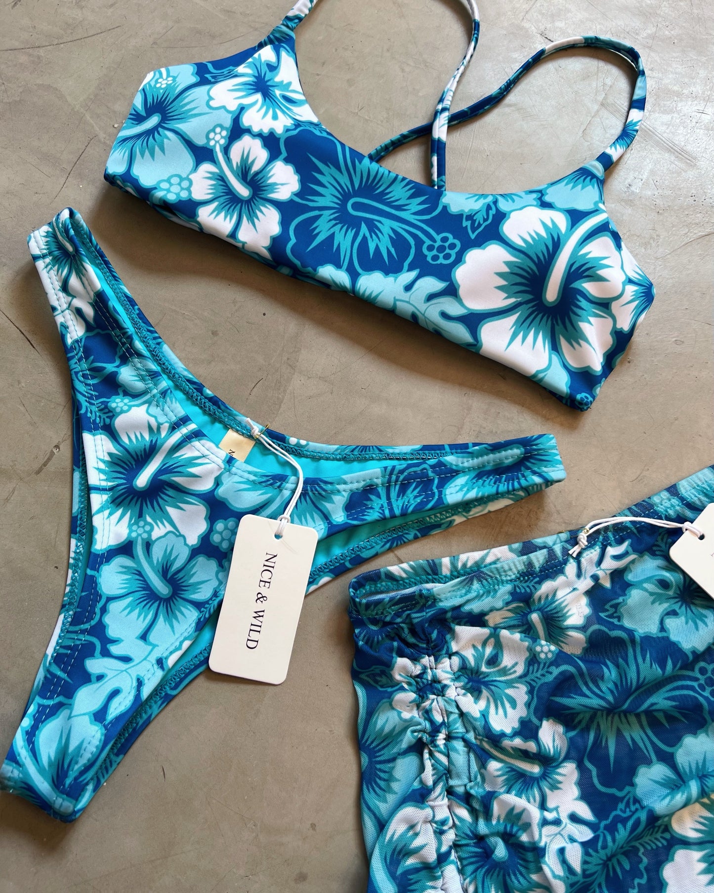 Bikini hawaiano incrociato + gonna a rete