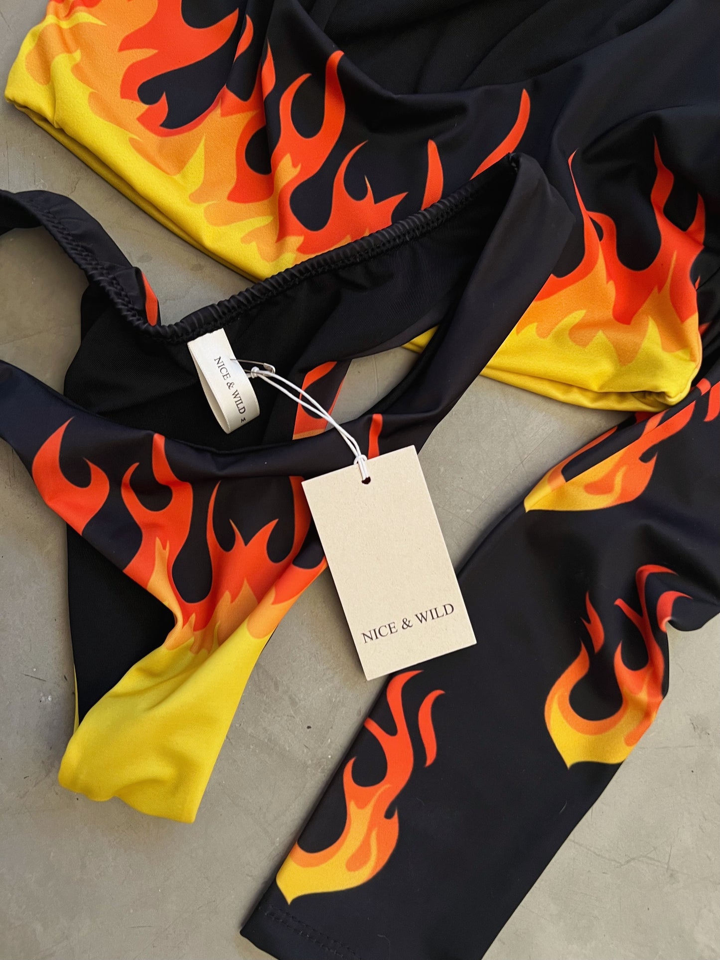 BIKINI CON FIAMME STELLATE