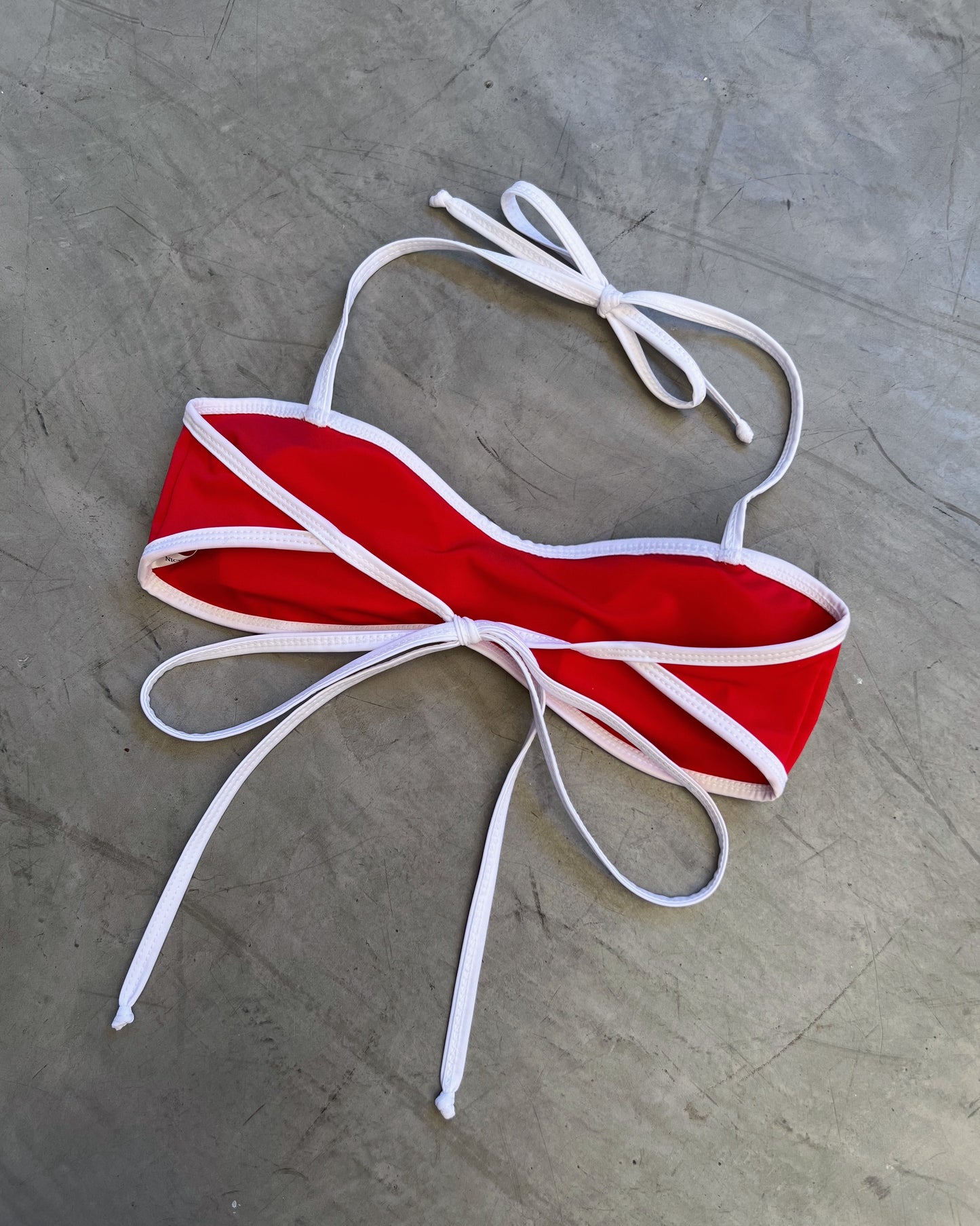 BIKINI SENZA SPALLINE CON SBIADIMENTO ROSSO