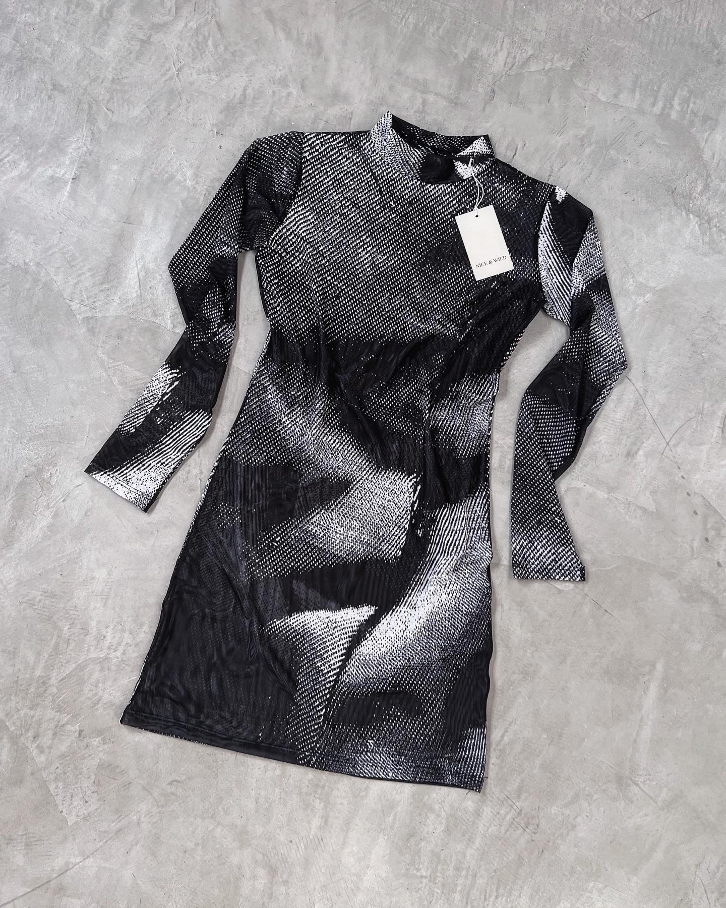 ABITO IN RETE NERA ASTRATTA