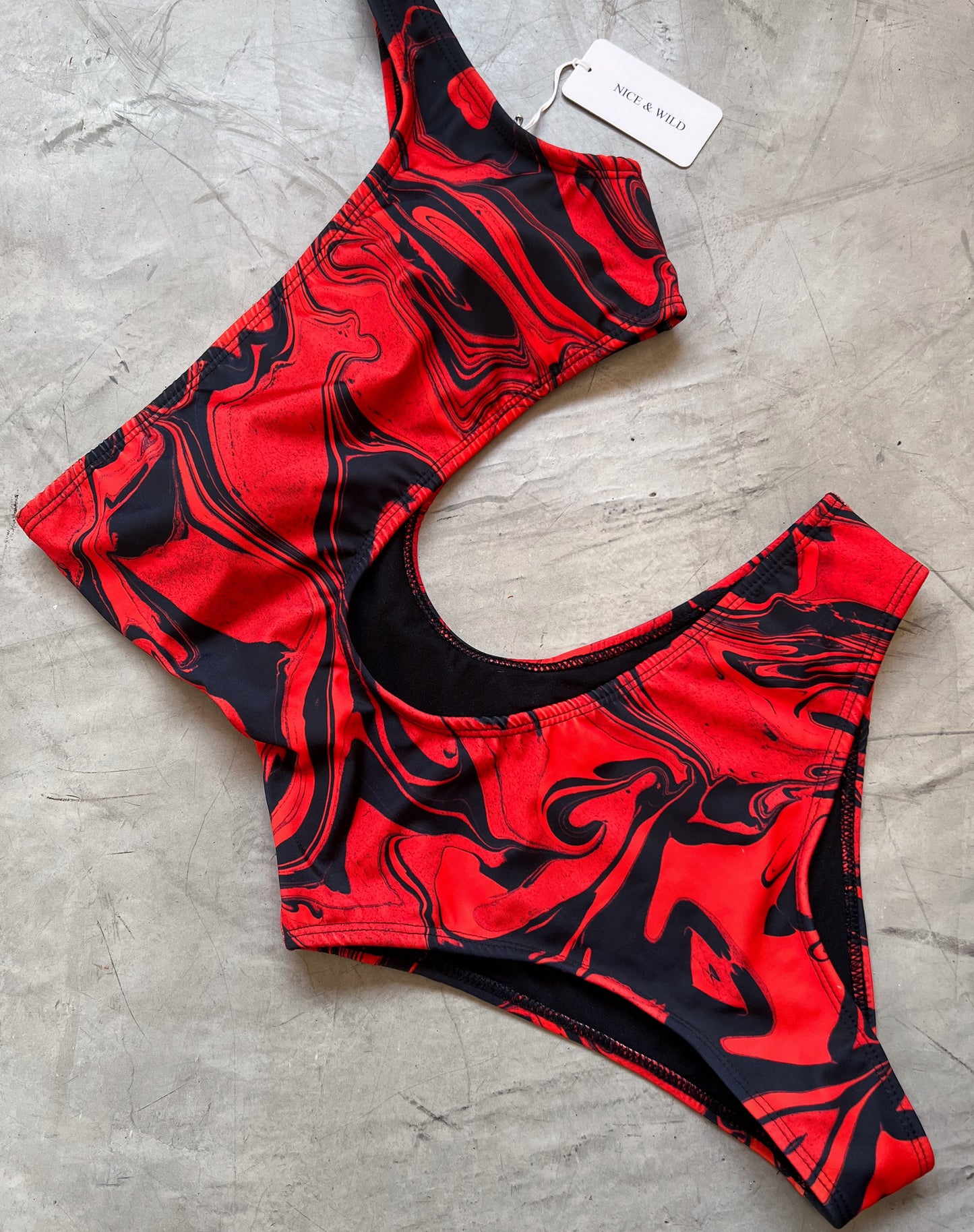 CORPO ASIMMETRICO CON STRIATURA ROSSA