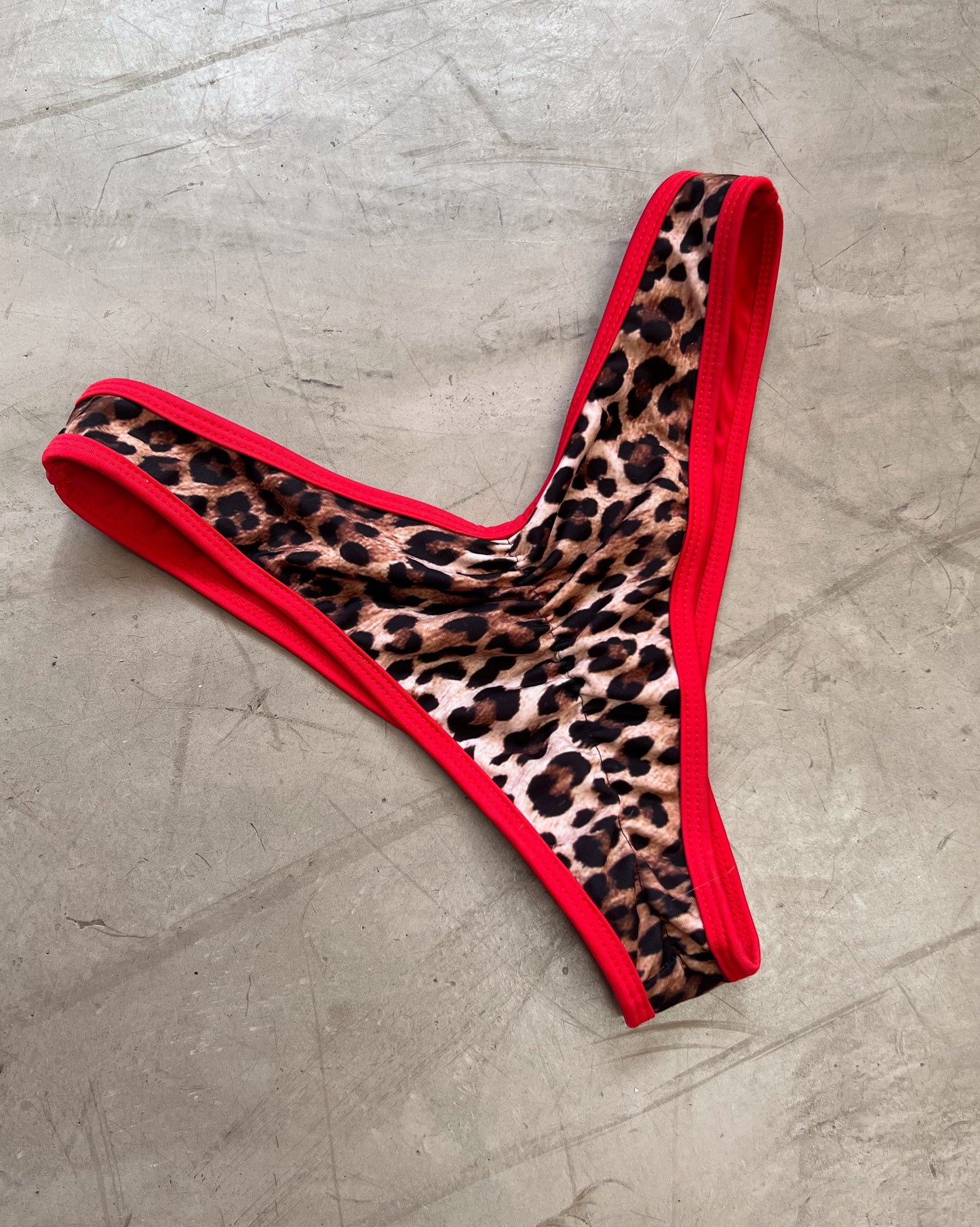 BIKINI BÁSICO LEOPARDO SESGO