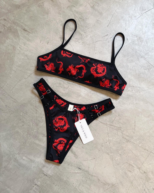 BIKINI MIRANDA DRAGONES ROJOS + FALDA EN MALLA