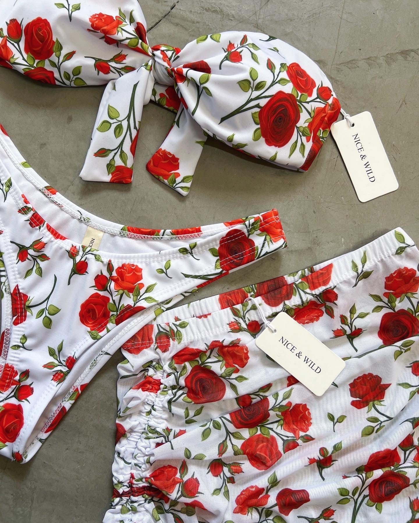 STRAPLESS ROSAS ROJAS
