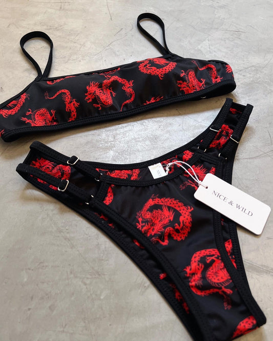 BIKINI MIRANDA DRAGONES ROJOS + FALDA EN MALLA