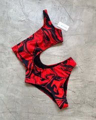 ASYMMETRICAL BODY WITH RED STREAKING