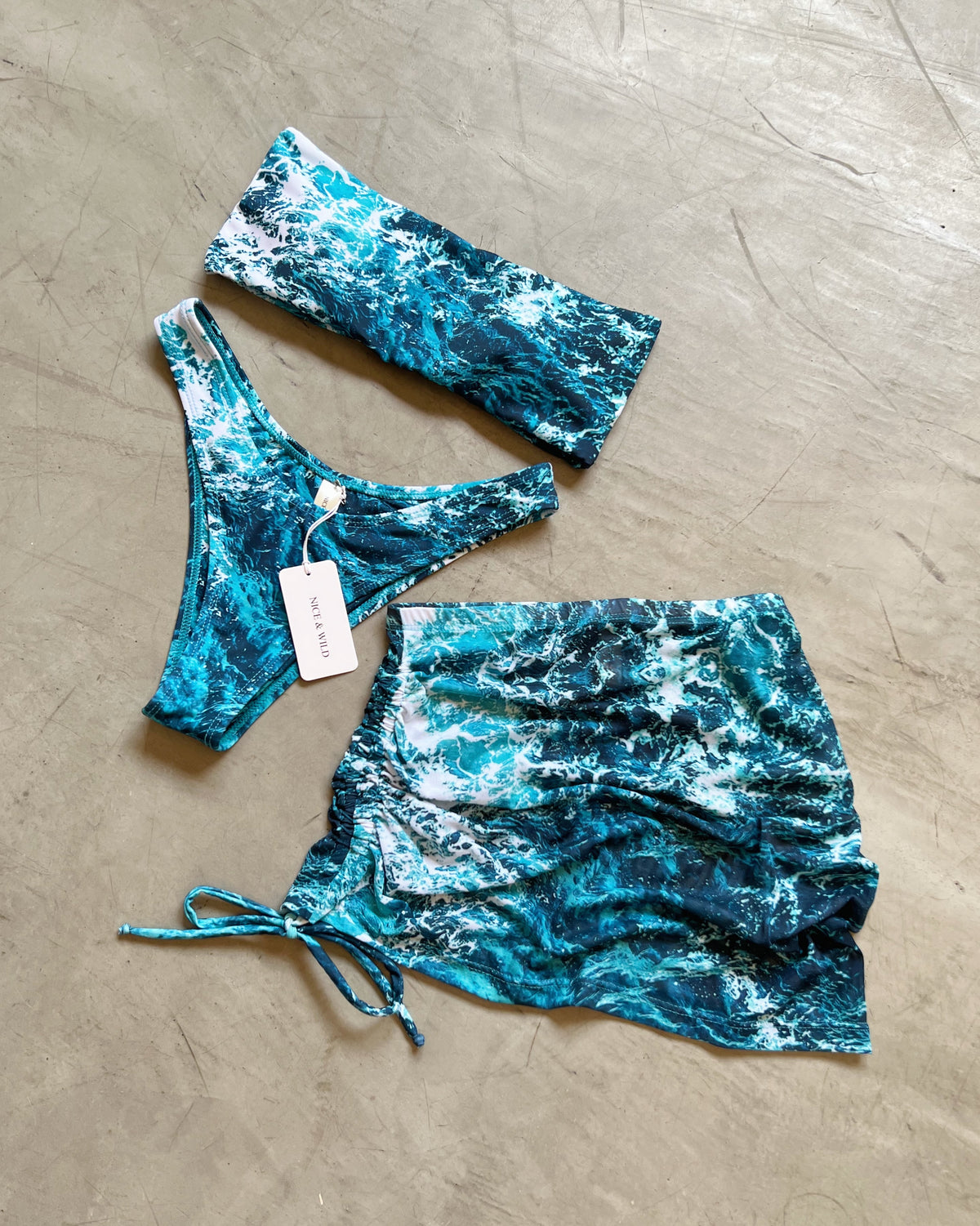 BIKINI STRAPLESS MAR + FALDA EN MALLA