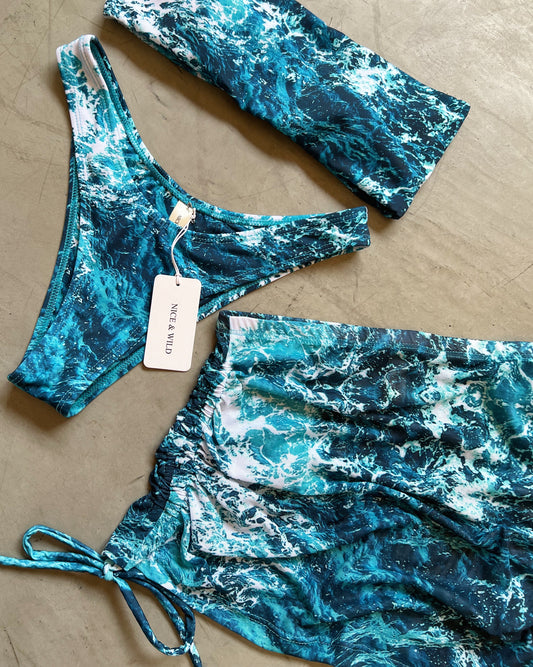 BIKINI STRAPLESS MAR + FALDA EN MALLA